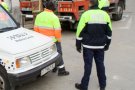 Policies locals fóra de servei atrapen dos homes que esbotzaven un camió