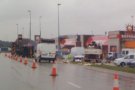 Un camió bolcat fa tallar un carril de la N-II durant onze hores