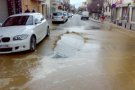 Espectacular fuga d'aigua en ple carrer Major