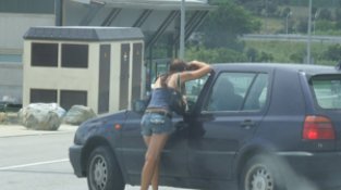 Una prostituta tarcta amb un client a l'avinguda 6 d'octubre de la Jonquera