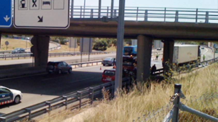 Un camió va patir ahir una fuita d'àcid clorhídric . Imatge d'arxiu.