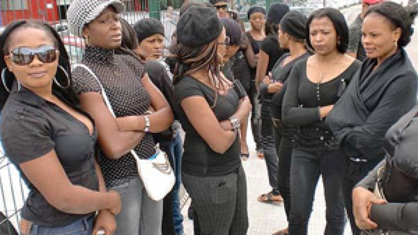 Imatge d'arxiu. Grup de noies nigerianes a la Jonquera