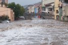 El Llobregat d'Empordà arrossega cotxes al seu pas per la Jonquera