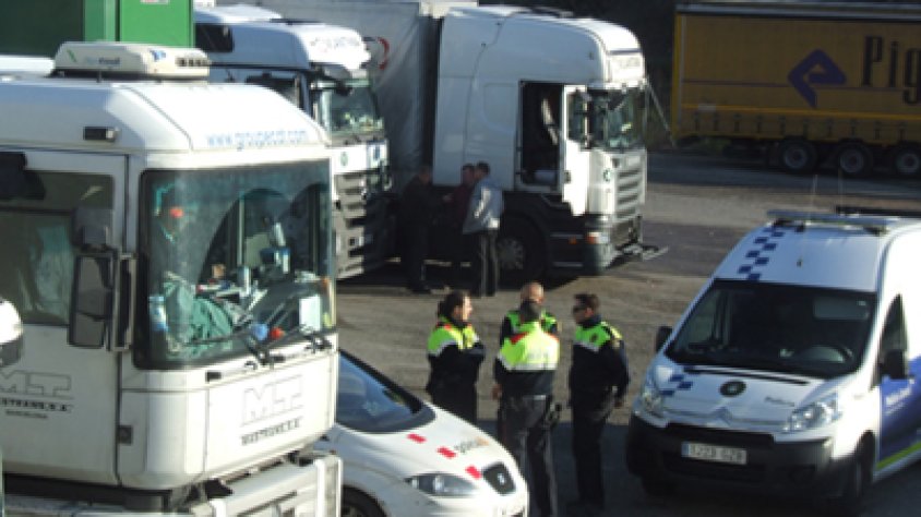 Actuació conjunta de Policia Local i Mossos d'Esquadra en un conflicte entre xofers en una àrea de servei de la Jonquera