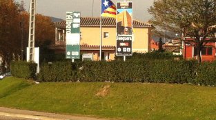 Estelada a la rotonda dels bombers