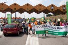 Pagesos catalans reparteixen fruita autòctona a la Jonquera per protestar contra el boicot francès