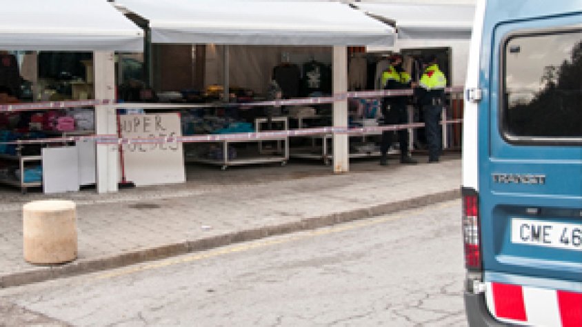 Imatge d'arxiu dels Mossos en una intervenció de roba falsificada al Portús
