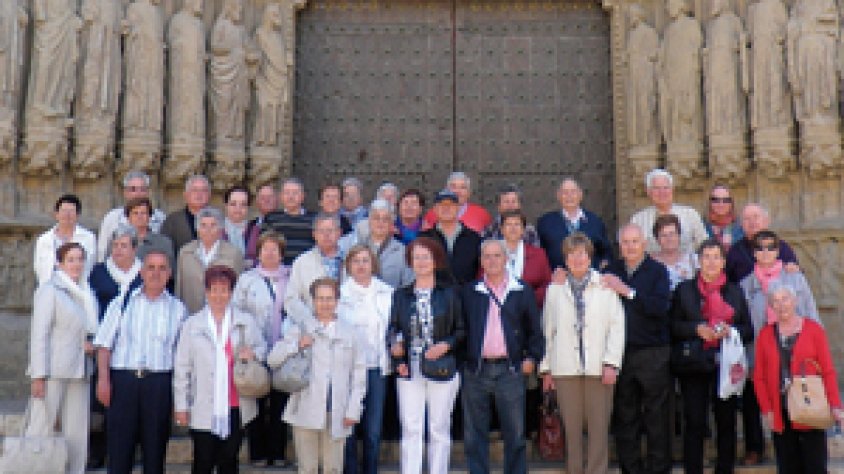Els assistents del Viatge al Pirineu aragonès davant la catedral d’Osca
