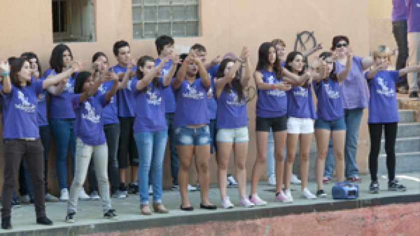 Alumnes de l'IES Jonquera preparant el flashmob al tram més urbà del riu Llobregat