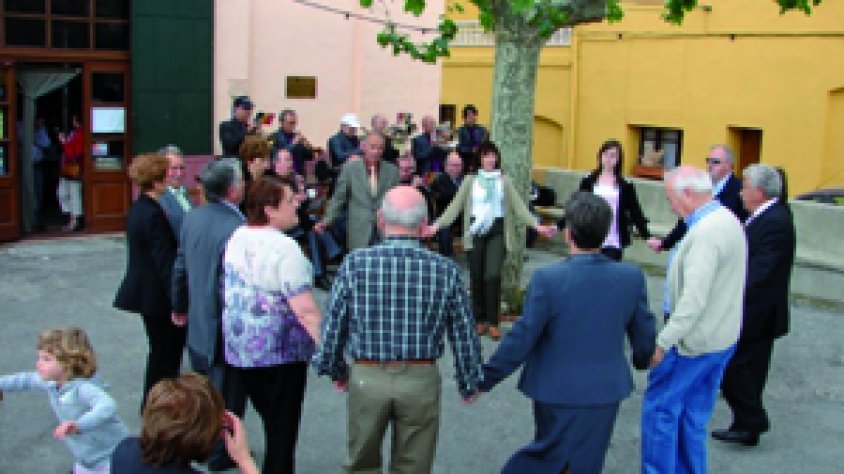 Sardanes a la plaça davant la Societat de Cantallops