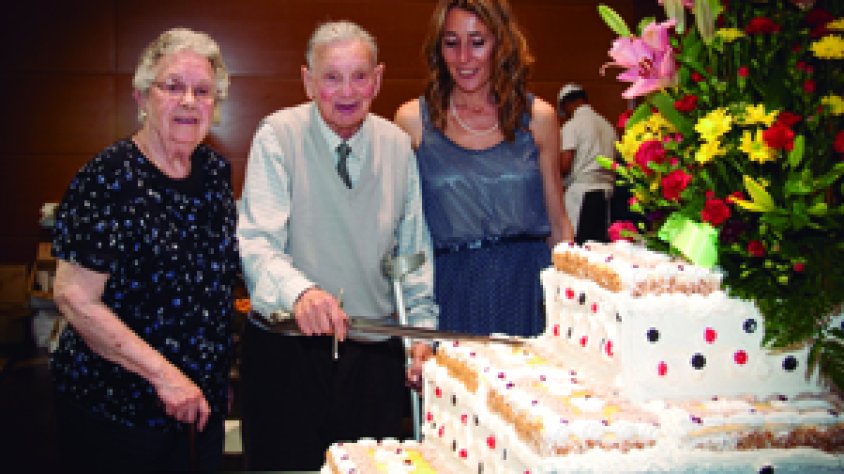 L'alcaldessa de la Jonquera Sònia Martínez al costat dels avis homenatjats