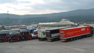 Camions aparcats a la Jonquera. Imatge d'arxiu no vinculable a la notícia.