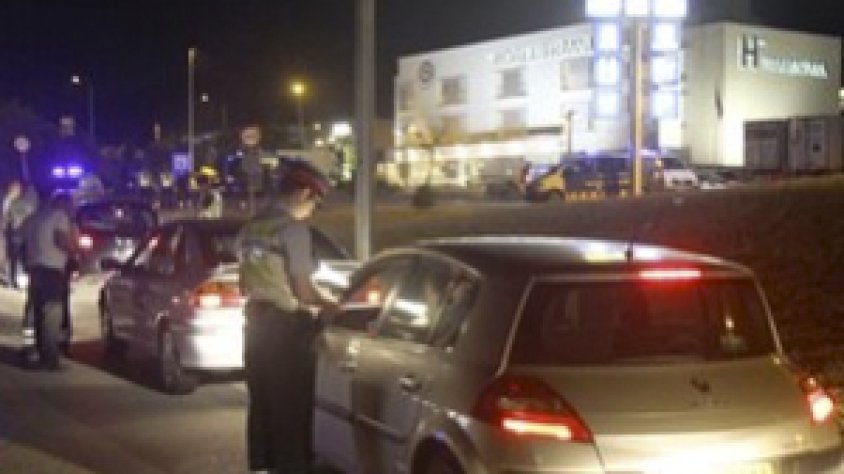 Control de Mossos a prop de l'entrada a l'accés 2 de l'AP7