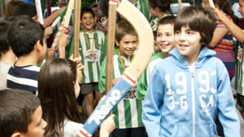 L'equip prebenjamí A del Jonquerenc amb passadís d'homentage