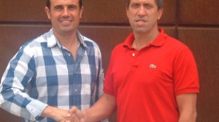Xavi Agustí. a l'esquerra de la imatge en una fotografia d'arxiu