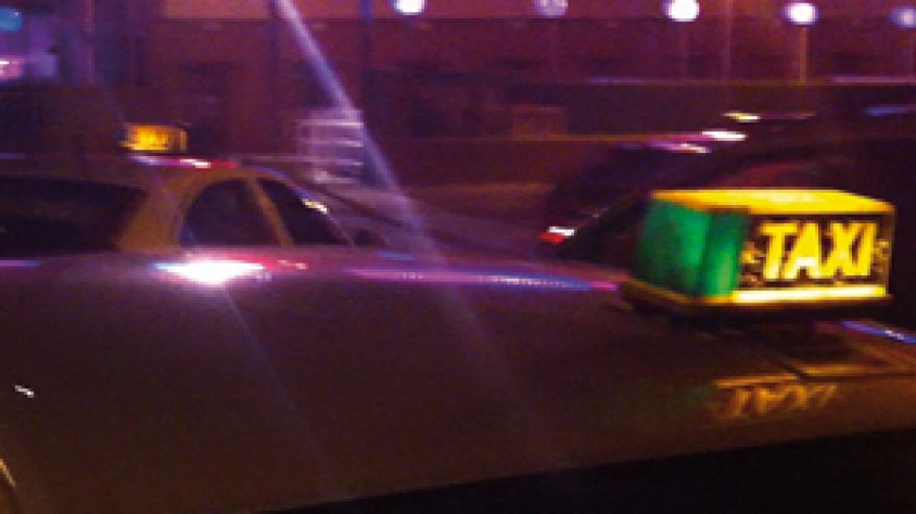 Taxis a la parada del polígon Mas Morató, davant e "Paradise"