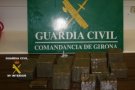 Detingudes 3 persones a La Jonquera per transportar 25 kg d'haixix i 2 de marihuana