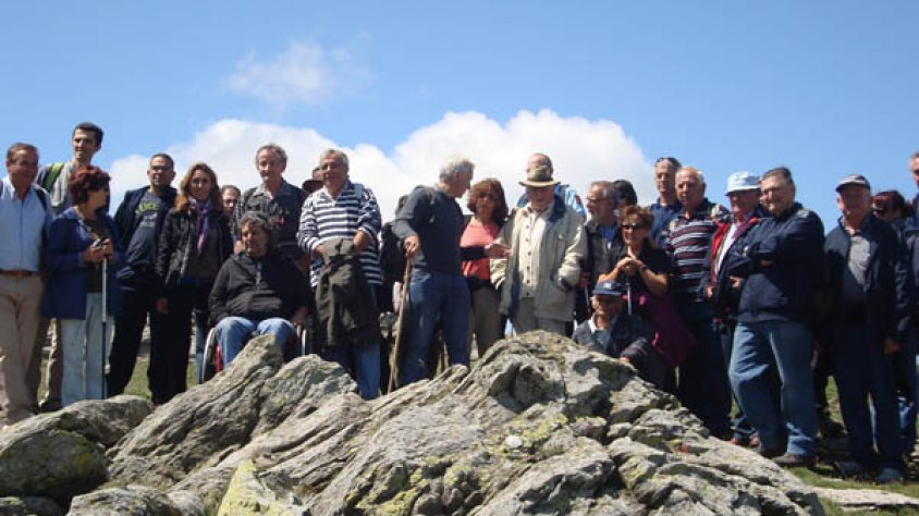Tots els representants davant una de les mugues de frontera a la carena de l'Albera