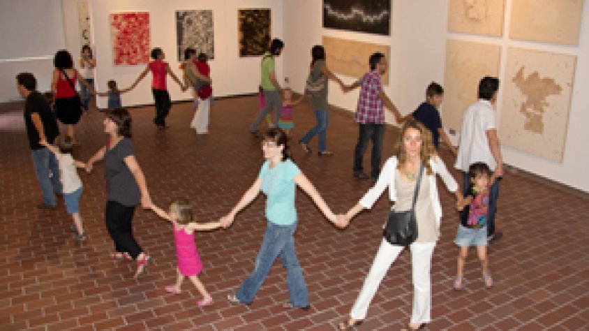 L'activitat familiar "Més enllà de les muntanyes" es va celebrar a la sala d'exposicions temporals