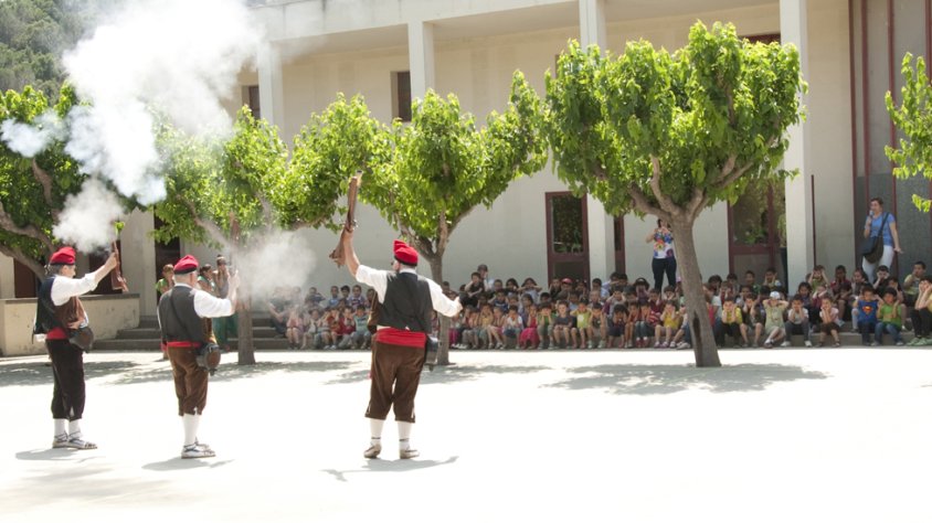 Exhibició dels Trabucaires al pati de les escoles de la Jonquera