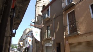 Imatge de façana sud amb el campanar de l'església parroquial de Santa Maria de la Jonquera