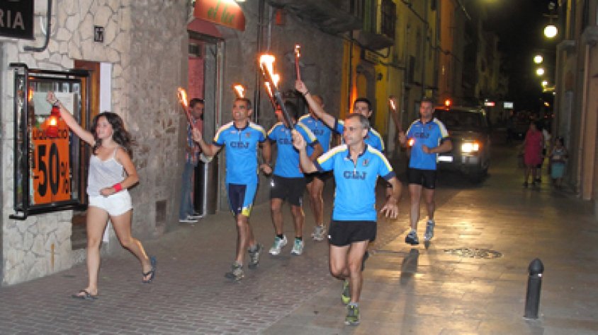Els corredors del CEJ van ser els encarregats de baixar la flama del Portús fins a la Jonquera