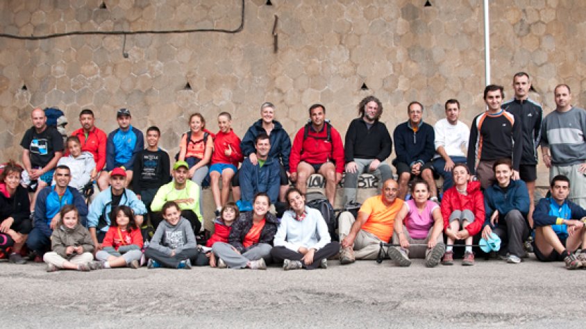 Fotografia de grup dels excursionistes que van fer la Travessa de l'Albera 2012