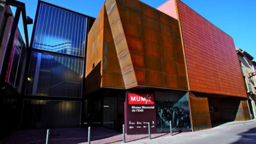 Façana del Museu Memorial de l'Exilia, al carrer Major
