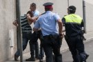 Un home begut s´encasta a un mur davant els gendarmes i els Mossos