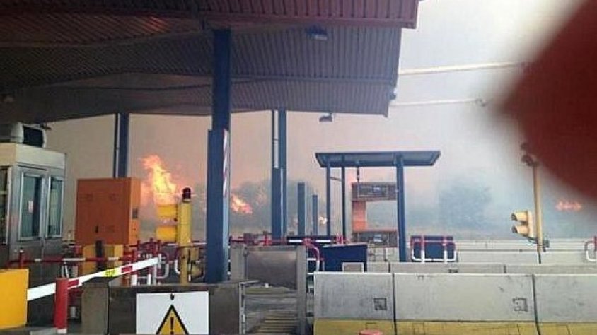 Les flames arriben al peatge de la Jonquera
