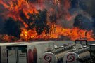 Tres morts, 13.000 hectàrees arrasades i el foc cremarà tota la nit a l'Alt Empordà