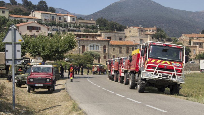 Bombers de la Catalunya del Nord fent guàrdia a l'entyrada de Cantallops aquesta tarda