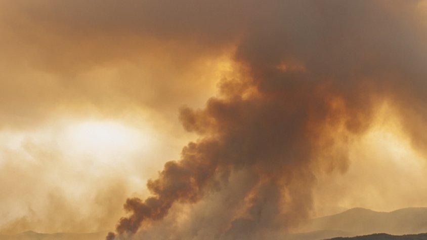 Imatge dantesca de la Jonquera al primer terme i el foc (flanc occidental) al fons, zona d'Agullana