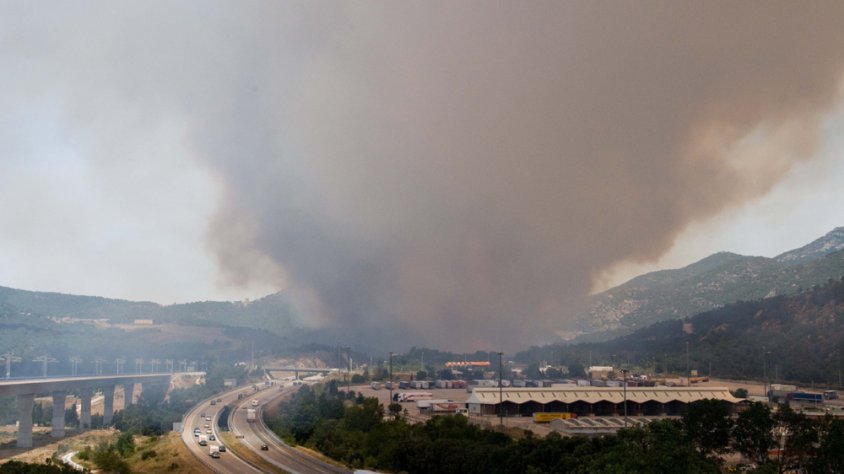 La fotografia capta la primera hora des de l'inici de l'incendi, focalitzat al Portús, vist des de la Jonquera