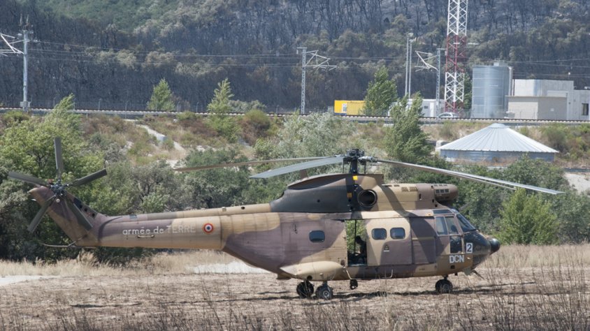 Un helicòpter de suport de l'exèrcit francès a l'estació de serveis del TGV de la Jopnquera