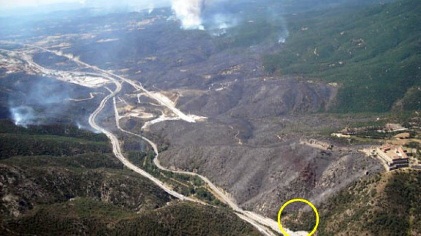Imatge aèria de l'inici de l'incendi al Portús. Encerclat en groc l'aparcament de cotxes