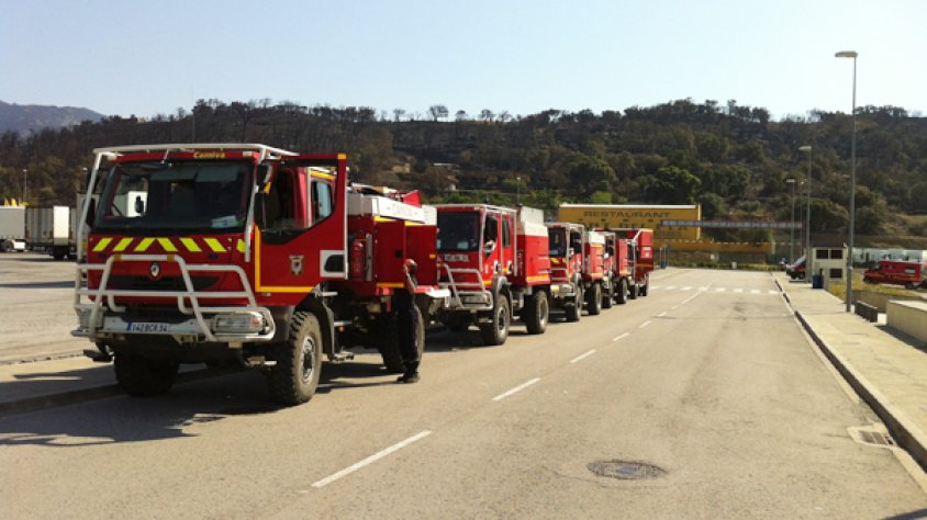Camions dels bombers al polígon Mas del Pla de la Jonquera