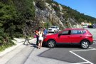 Els Agents Rurals prenen declaració com a testimoni a l'empleada del pàrquing del Portús que va alertar del foc