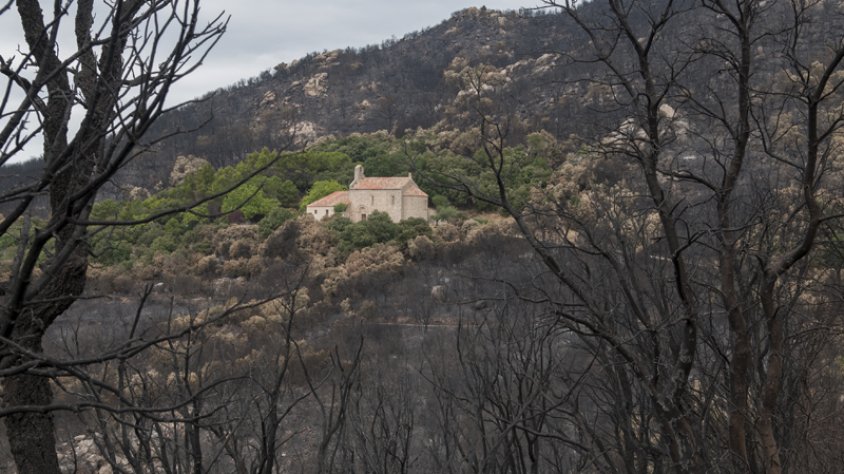 Vista general de l'ermita de Santa Llúcia després del foc del 22 de juliol de 2012