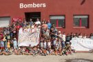 Els nens del casal d'estiu van fer ahir un homenatge als bombers