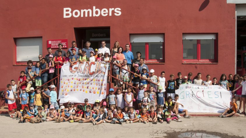 Els nens i nenes del Casal d'estiu davant el parc de bombers de la JOnquera
