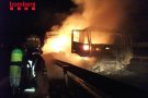 Els Bombers de la Generalitat han treballat en l'incendi d'un camió que ha cremat totalment a la Jonquera