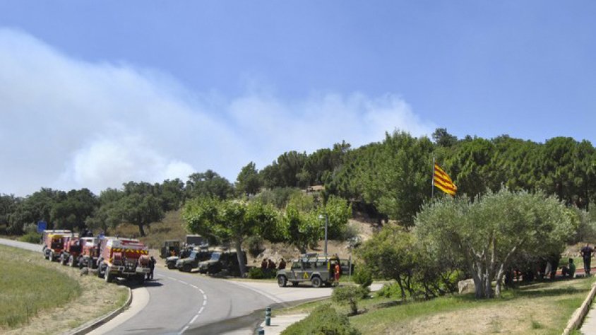 Cantallops a primer terme i l'incendi iniciat a la Jonquera al fons el 22 de juliol de 2012