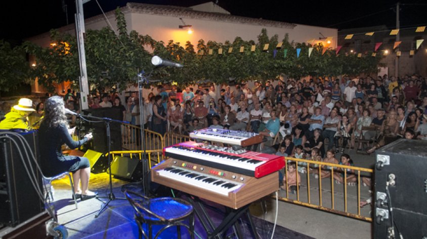 Imatge general del concert solidari de Cantallops. A primer terme la cantant Sílvia Pérez.