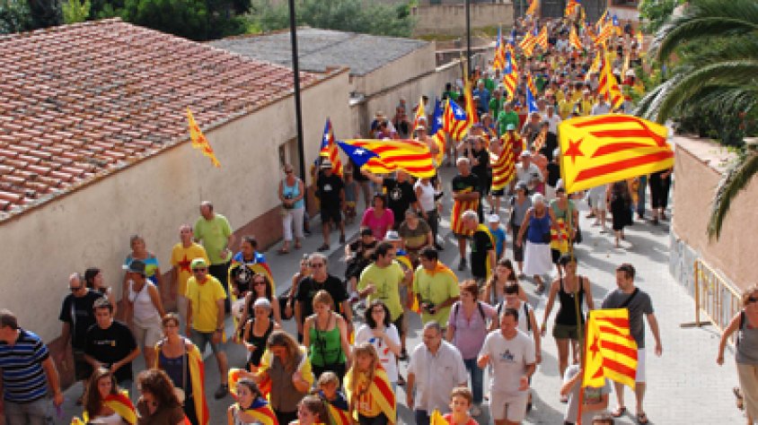 La marxa per la Independència en el moment d'enfilar el carrer Alzines de la Jonquera