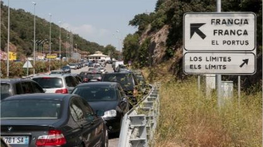 Cues a l'accés al nucli comercial del Portús a la N2