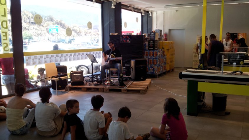 Concert a l'entrada del centre comercial Duty Free Jonquera