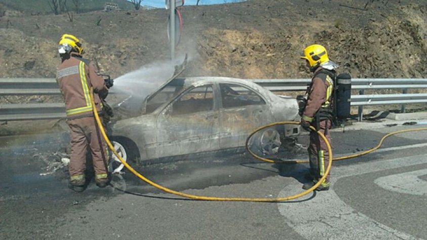 Vehicle cremat a la sortida 1 de l'AP7