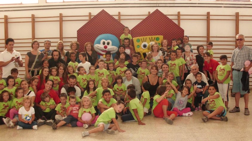 Els nens del Casal d'estiu a l'escola amb "Doraemon" i "Bob Esponja"