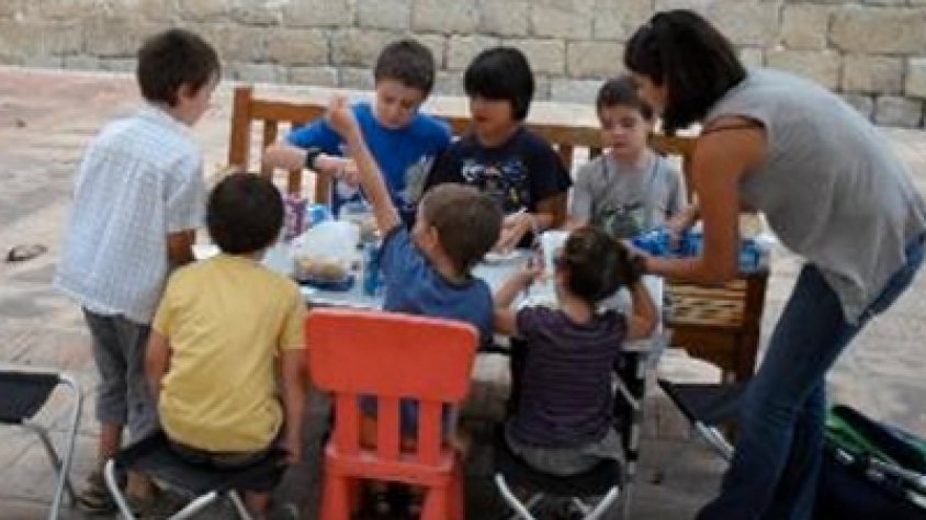Alumnes de l'escola d'Agullana dinen a la Plaça d'Agullana